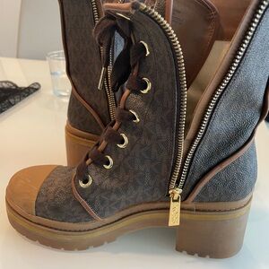 Michael Kors Zip logo boots -Used